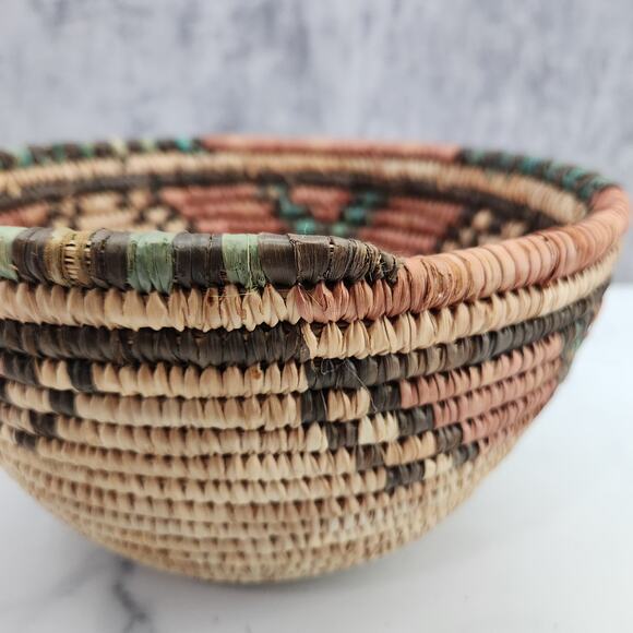Beautiful Hand-Woven grass basket bowl approx. 6.5 X 10.5 inches - Picture 1 of 7